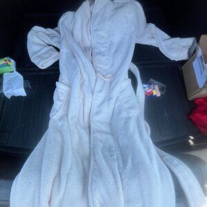 Soma White Plush Bathrobe – Size S/M